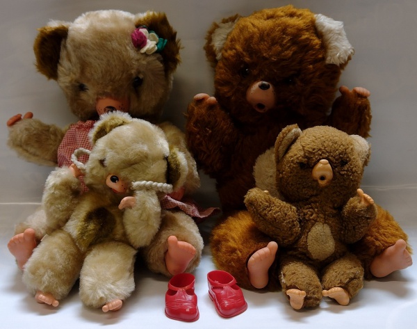 BRINQUEDOS ANTIGOS ( VIR ) PELÚCIA FAMÍLIA URSINHO PEPOSO / PEPOSA E PEPOSINHOS, PEÇAS EM BOM ESTADO DE CONSERVAÇÃO / ALTURA APROXIMADA DA PEÇA MAIOR 44 cm MATERIAL ORIGINAL DE ÉPOCA .