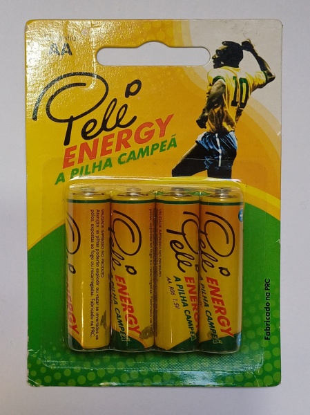COLECIONISMO ( BRASIL ) CARTELA LACRADA CONTENDO 4 PILHAS EM HOMENAGEM AO JOGADOR DE FUTEBOL " PELÉ - EDSON ARANTES DO NASCIMENTO " ENERGY A PILHA CAMPEÃ