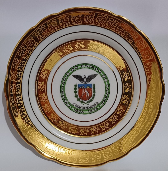 MAJESTOSO PRATO EM PORCELANA HOMENAGEM AO 1o. CENTENÁRIO DO ESTADO DO PARANÁ ( 1853 - 19 DE DEZEMBRO - 1953 " PEÇA COM DIÂMETRO DE 16,7 cm PORCELANA SCHMIDT - PEÇA MUITO BEM CONSERVADA.