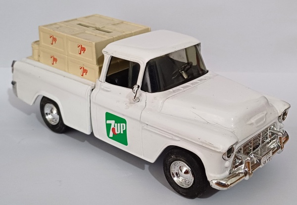 CHEVY CAMEO PICKUP TRUCK 1955 " LICENSED BY GENERAL MOTORS CORPORATION ( ERTL ) PEÇA COM COMPRIMENTO DE 18,5 cm CONFECCIONADO EM METAL DETALHES EM PLÁSTICO, SOMENTE UMA OBS.: FALTA O RETROVISOR DO LADO DO MOTORISTA, DESTACADO EM UMA DAS FOTOS- CARRINHO E COFRINHO