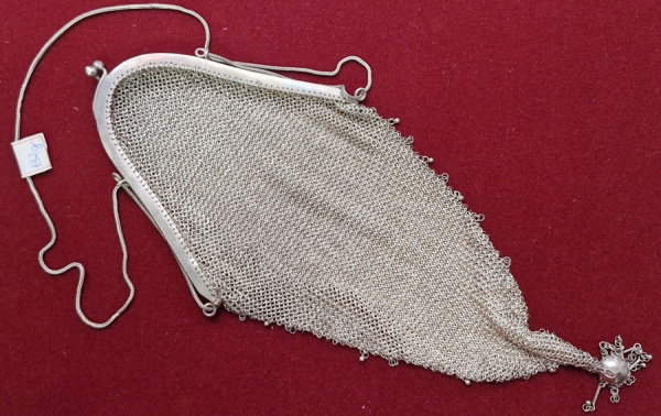 Lote com 1 Bolsa antiga de "Prata". Peso: 132g. Medição: 33X12cm sem contar alça.