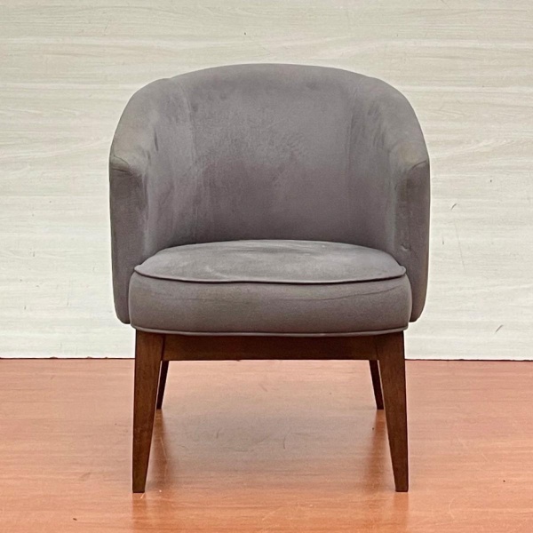 Belíssima poltrona contemporânea, com estrutura maciça em madeira e revestimento em tecido, na cor cinza. 76 x 62 x 60