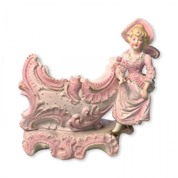 Magnífica e antiga floreira alemã executada em biscuit de porcelana destacando graciosa figura feminina com pintura manual em tons de rosa ao estilo clássico Art Nouveau de 1930.