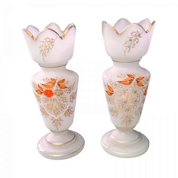 Antigo par de vasos floreiros executados em finíssima opalina francesa com delicada pintura manual floral filetada e filigranada a ouro. Final do século XIX.