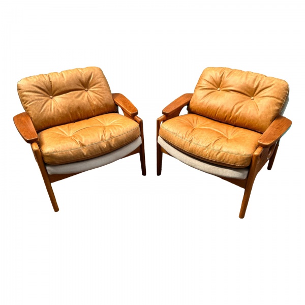 Belíssimo par de poltronas modernistas da década de 1950 com estrutura executada em madeira nobre maciça e revestimento novo. Almofadas em couro natural legítimo na cor whisky. Perfeito estado de conservação. 78 x 83 x 67 - 46 alt assento