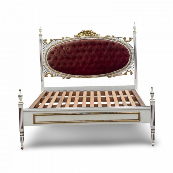 Belíssima e antiga cama de casal entalhada e laqueada em madeira nobre maciça ao estilo clássico francês Louis XVI. Detalhes em folheação à ouro.  Revestimento original da cabeceira em tecido veludo italiano na cor vermelho cereja, trabalhado em capitonê (tecido com sinais do tempo). Medidas: 132 x 141 x200