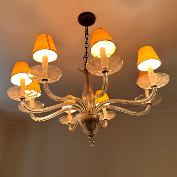 Antigo lustre Vernice executado artesanalmente em autêntico Murano italiano na década de 1950. Possui oito braços com cúpulas em papel de pergaminho. Excelente estado de conservação e funcionamento. 90 x 90
