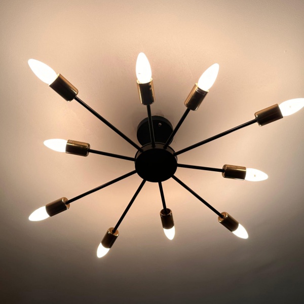 Lustre de teto executado em metal preto estilo Sputnik que se caracteriza por ter múltiplos braços que se estendem a partir de um ponto central. O nome "Sputnik" é uma referência ao primeiro satélite artificial da Terra, lançado em 1957, devido ao seu formato que se assemelha ao satélite. 22 x 70