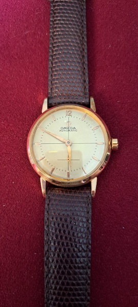 CA141 - Relogio Omega Automatic. Raro relógio ref 2864, com movimento automático calibre 491 com segundeiro independente, não é martelo(bumper). Raro estado de conservação e funcionamento(quase novo). Caixa em plaquê de ouro de espessura 80 microns com 36mm de diâmetro(sem contar a coroa), fivela da pulseira de couro de crocodilo e coroa originais assinadas com a logomarca da Omega.  Mostrador soleil cross hair, com disticos e ponteiros em ouro,  com pátina atrativa. Vidro de cristal bombê. Fabricado no início da década de 1950, na Suíça.