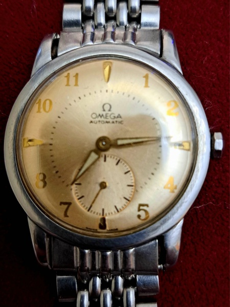 CA157 - Relogio Omega Seamaster Automatic Bumper 1948, ref 2576, caixa de aço inoxidável de 38mm, movimento automático calibre 344, raríssimo relógio com mostrador dourado soleil com segundeiro independente, com ponteiros e dísticos em ouro. Coroa e Fivela da pulseira grão de arroz assinadas. Excelente e raro estado de conservação e funcionamento. Fabricado na Suíça no final da década de 1940.