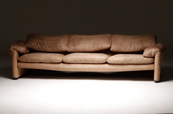 Vico Magistretti - Cassina - Itália, c. 1970 - Confortabilíssimo sofá de três lugares modelo "Maralunga" revestido em tecido veludo marrom. Espuma do braço do lado direito do sofá está levemente deslocada (vide fotos). 251x82x73h cm.