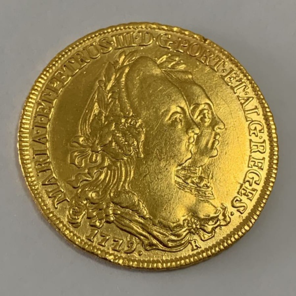 MOEDA DE OURO DO BRASIL COLÔNIA - CONHECIDA COMO UMA PEÇA ! - 6400 RÉIS - REINADO DE DONA MARIA I -