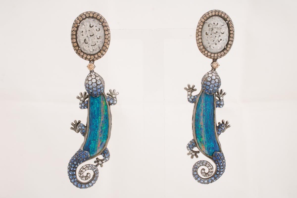 SARA JOIAS - Escultural e belíssimo par de brincos em ouro 750 contrastado, corpo em formato de laga