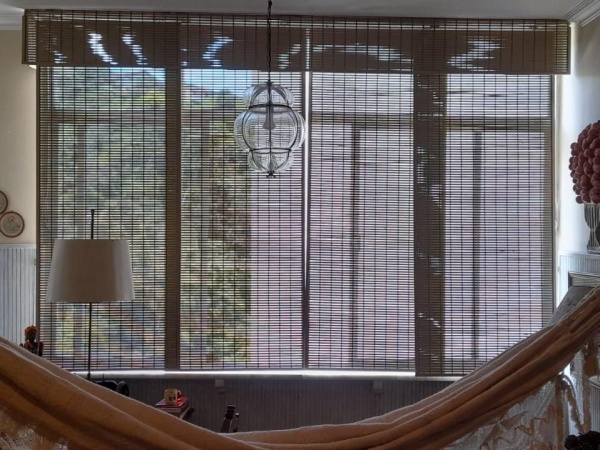 Grande cortina tipo japonesa em bambu, composta de 4 painéis medindo 1,90m x 0,77m e um bandô com 3m