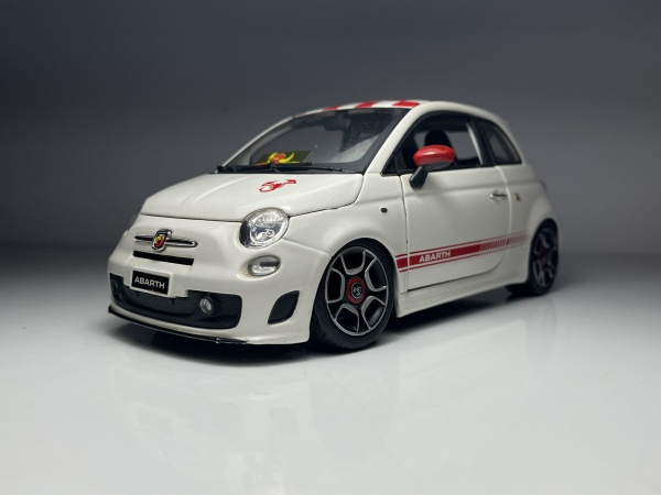 2008 Fiat 500 Abarth Branco e Vermelho - Burago Escala