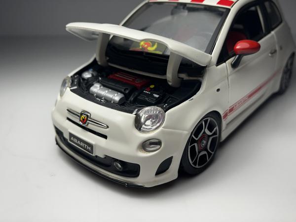 2008 Fiat 500 Abarth Branco e Vermelho - Burago Escala
