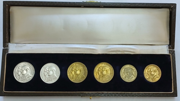 MOEDA RARAS DE 1922 COMPLETO DE 500, 1000 E 2000 RÉIS COM AS DUAS COM O DEFEITO BRASIL COM B NO LUGAR DO R   EM PERFEITO ESTADO DE CONSERVAÇÃO  NUMA EMBALAGEM DE EPOCA