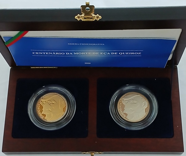 MOEDAS DE PRATA E OURO 500 ESCUDOS COMEMORATIVAS PROOF DO CENTENÁRIO DA MORTE DE EÇA DE QUEIROZ  CASA DA MOEDA DE PORTUGAL EM ESTOJO DE LUXO EM MADEIRA COMPOSTO DE 2 MOEDAS 1 DEM OURO E PRATA DE 17,1g E 1 DE PRATA COM 14g  TOTAL 28g DE PRATA 925 E 3,1 g