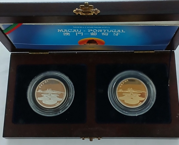 MOEDAS DE PRATA E OURO 500 ESCUDOS COMEMORATIVAS PROOF DA ENTREGA DE MACAU A CHINA  CASA DA MOEDA DE PORTUGAL EM ESTOJO DE LUXO EM MADEIRA COMPOSTO DE 2 MOEDAS 1 DEM OURO E PRATA DE 17,1g E 1 DE PRATA COM 14g  TOTAL 28g DE PRATA 925 E 3,1 g DE OURO 916,