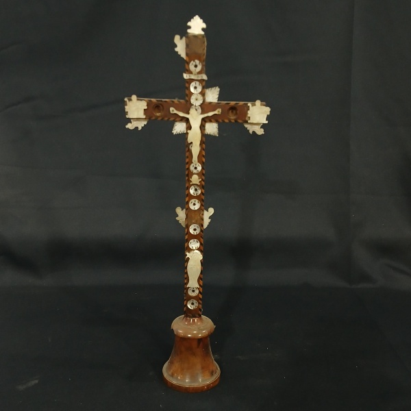 Antigo e raro crucifixo em madeira com figura de cristo e madre perola. Medindo 44cm altura total. OBS: No estado que se encontra. Peça rara de coleção