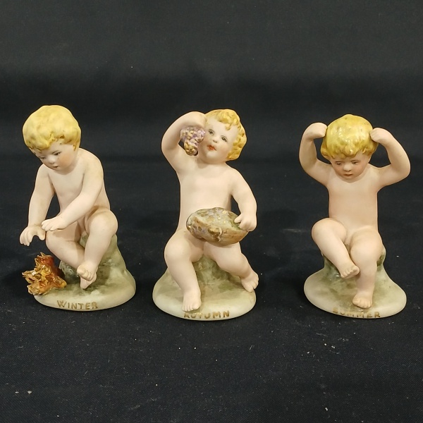 VAN GASSE - Lote composto por 3 graciosas esculturas. Medindo 10cm de altura
