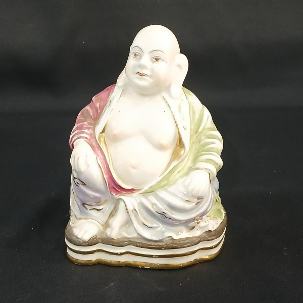Graciosa escultura de procedência oriental em porcelana, medindo 14cm.