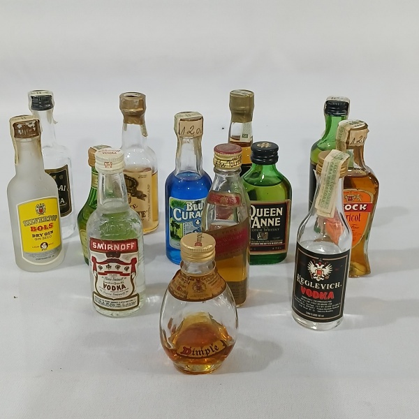 Lote composto por 12 mini garrafas de diversas bebidas, modelos e procedência. Algumas com líquido reduzido.