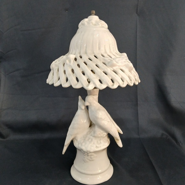 Graciosa luminária em faiança, medindo 59cm de altura com restauro.