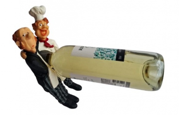 Porta vinho  em resina, representado cozinheiro e maitre  segurando uma garrafa de vinho. Medidas 22 cm. NÃO ACOMPANHA A GARRAFA