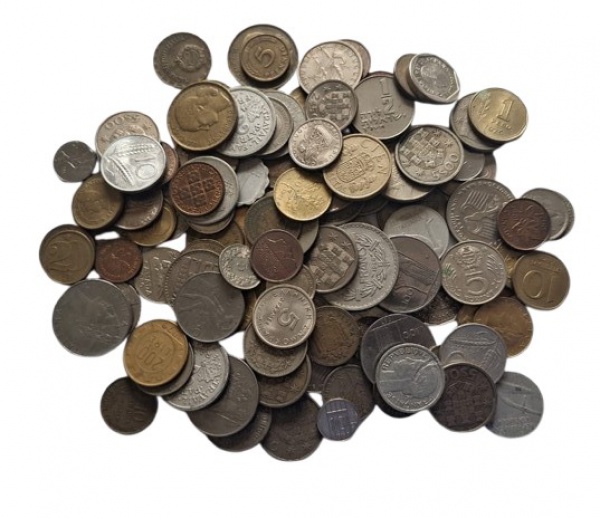 Lote com 500g de moedas de diversos países.