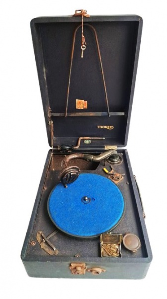 Antigo Fonógrafo a manivela da marca THorens, em caixa de madeira forrada de couro. Um dos mais conceituados no seu tempo. Fabricado na Suíça. Acompanha caixa com várias agulhas.