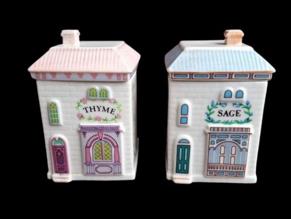 Lote com 2 (duas) casinhas colecionáveis em porcelana entituladas " .........