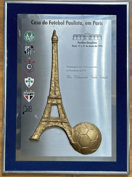 Placa - 1998 - Copa do Mundo da França - Casa do Futebol Paulista em Paris - Homenagem dos clubes paulistas ao Presidente da FPF, Eduardo José Farah - 56 x 41 cm