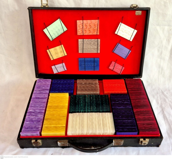 Conjunto de fichas em galalite para jogos com 424 peças completo e em perfeito estado de conservação mala 007 no estado medindo 8 cm de altura por 45 cm por 30 cm.