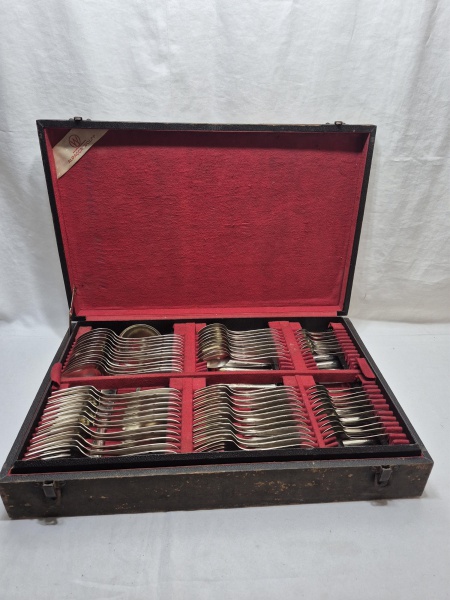 Faqueiro com 101 peças em alpaca Wolff, faltando 3 colheres de sobremesa e 5 colheres de café. Medindo a caixa 55cm x 36cm x 10cm de altura.
