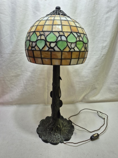 Lindo abajur ao gosto Tiffany em metal ricamente trabalhado com relevos, cúpula em vitro colorido assinado Steuben. Medindo 60cm de altura total; cúpula 27cm x 23cm de altura.