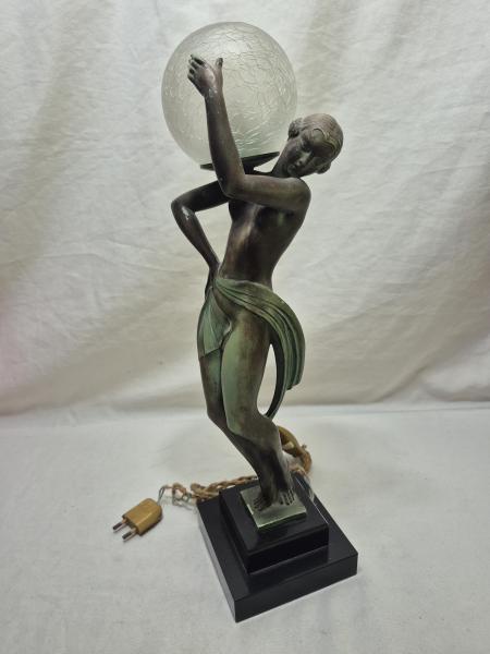 Lindo candeeiro francês de dançarino estilo art decó com bola Farandole de Fayral & Max Le Verrier, em metal com base em mármore preto Belga. Medindo a base 12,5cm x 12,5cm x 46cm de altura total. Necessita trocar a fiação.