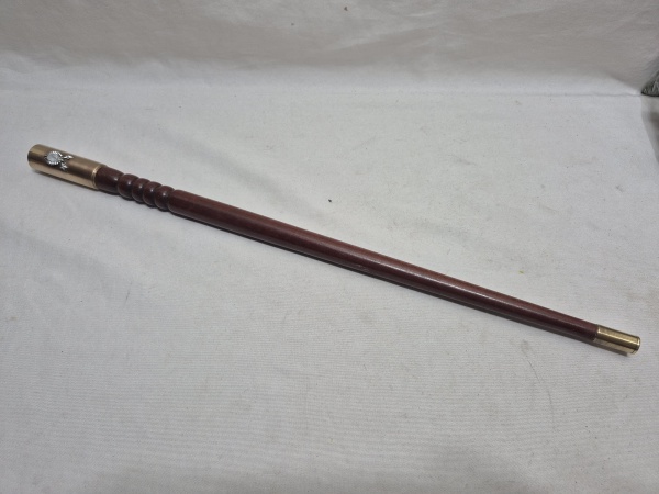 Raro Bastão de Comando de Oficial General (General de Brigada) do Exército Brasileiro, em Madeira e Latão. Medindo 50cm de comprimento.