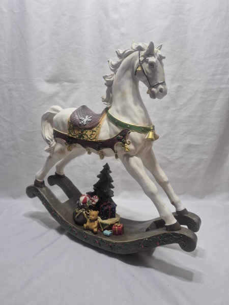 Lindo cavalo de balanço em resina, com motivo natalino. Medindo 47cm x 47cm de altura.