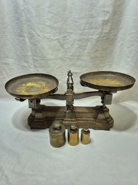 Balança de precisão Felizola 15kg em ferro, acompanha 3 pesos, sendo 2kg, 1kg e 500g. Medindo 54cm x 22cm x 27cm de altura total.