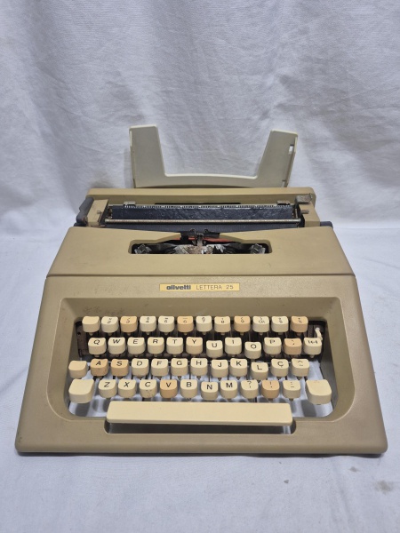 Antiga maquina de escrever semi portátil Olivetti Lettera 25. Bom estado de conservação.