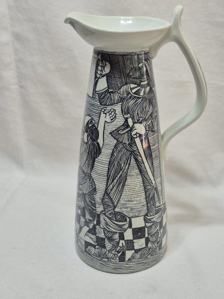 Lindo, raro e antigo vaso em porcelana dinamarquesa Nymolle de 1960, assinado por Ib Spang Olson. Medindo 11cm de base x 27cm de altura. Pequenos bicados.