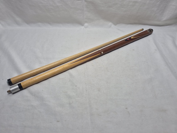 Antigo e raro taco de bilhar, sinuca profissional, desmontável, da marca Winmau. Medindo 144,5cm de comprimento.