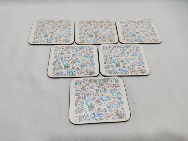 Jogo de 6 descansos de copo em madeira com estampa de Ken Done. Medindo 11,5cm x 9,5cm.