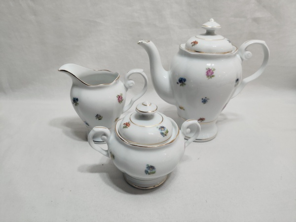 Jogo de servir chá, café com 3 peças em porcelana Real floral com friso ouro. Medindo o bule 17cm de altura.