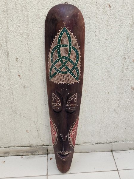 Arte africana de máscara, carranca para pendurar em madeira ricamente entalhada. Medindo 102cm x 21cm.