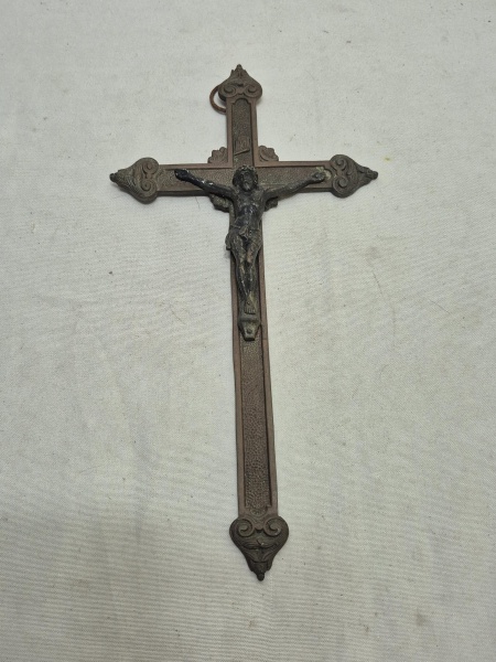 Lindo crucifixo com cristo em metal. Medindo 29cm x 15cm.