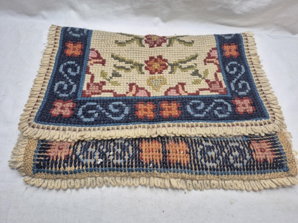 Lindo tapete, passadeira Arraiolo em tons azul, vermelho e bege. Medindo 140cm x 50cm. Peças com marcas de guardado.