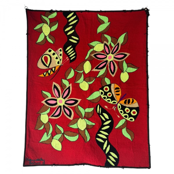 KENNEDY BAHIA. Tapeçaria decorada com borboletas e flores sobre fundo na cor vermelha. 130 x 100 cm.