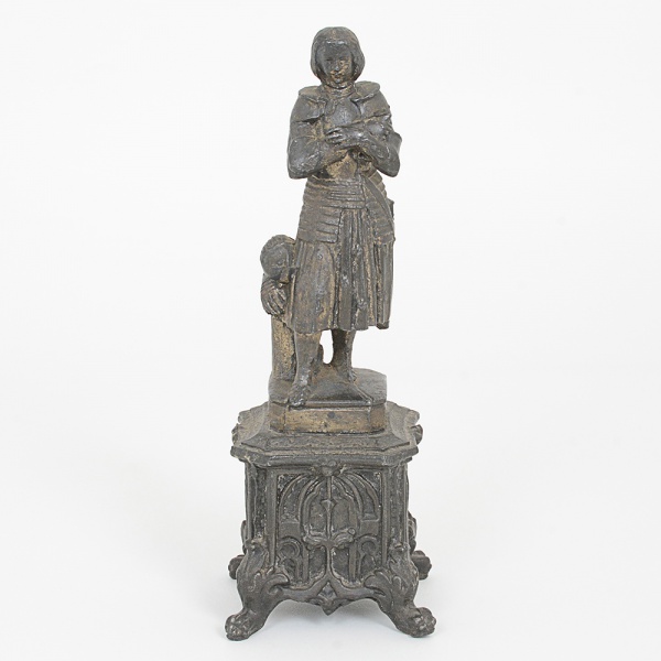 ESCULTURA SACRA, uma (1) representando a imaginária de Santa Joana D Arc, confeccionada em petit-bronze, assinada no verso com as iniciais M. R., medindo 16,5 cm altura, vide foto.